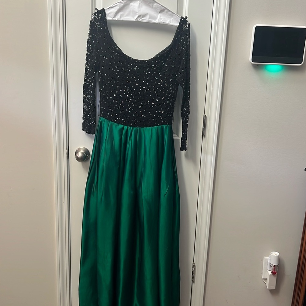 AJ Bari size 6 Nylon/Lycra emerald green ball gown